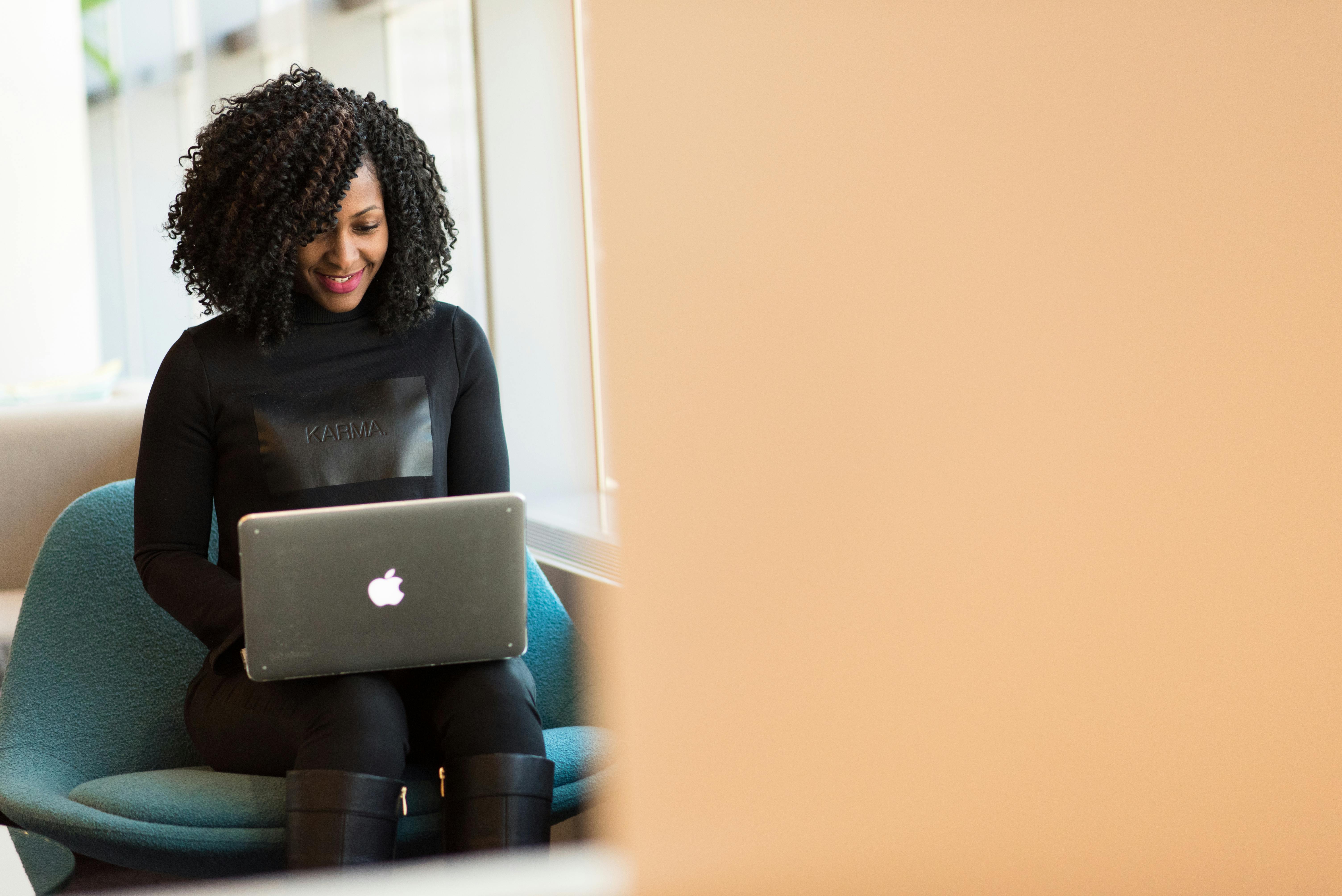 Une femme qui signe un document en ligne